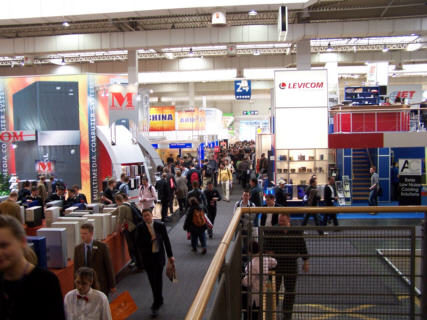 Die Menschenmenge in Halle 24